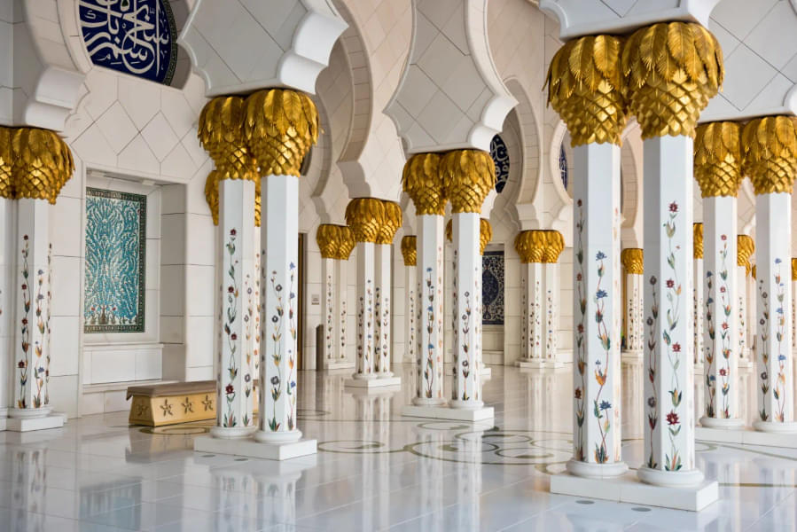 Marvel at the beautiful interiors in the Grand Sheikh Zayed Mosque