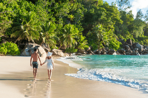 Pabmowrj7g3b15yg9cl8zhlg2cdy 1266132120 %20fc%20blog%20images %20seychelles%20honeymoon%20 %20%20couples%20on%20the%20beach%20(1)
