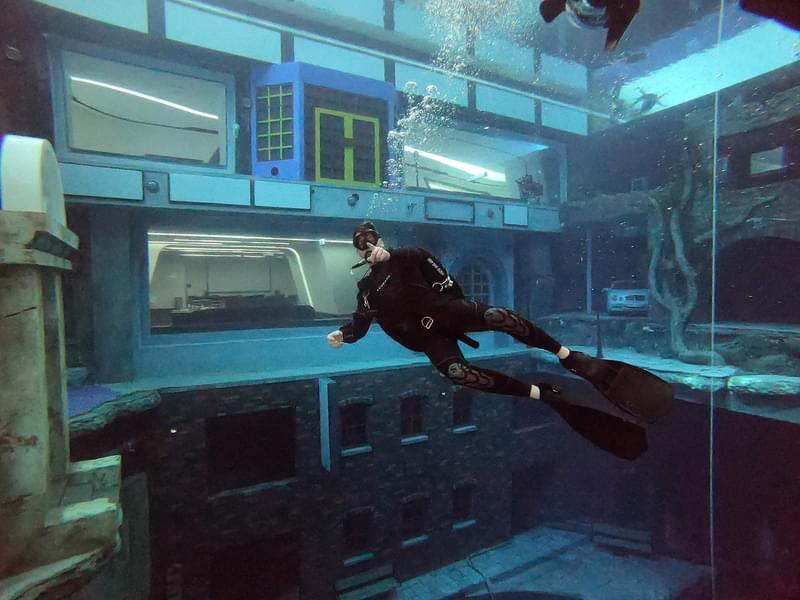 Deep Diving in Dubai Image