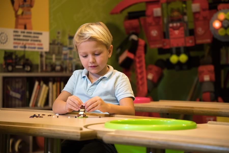 Create various buildings at the LEGOLAND workshops