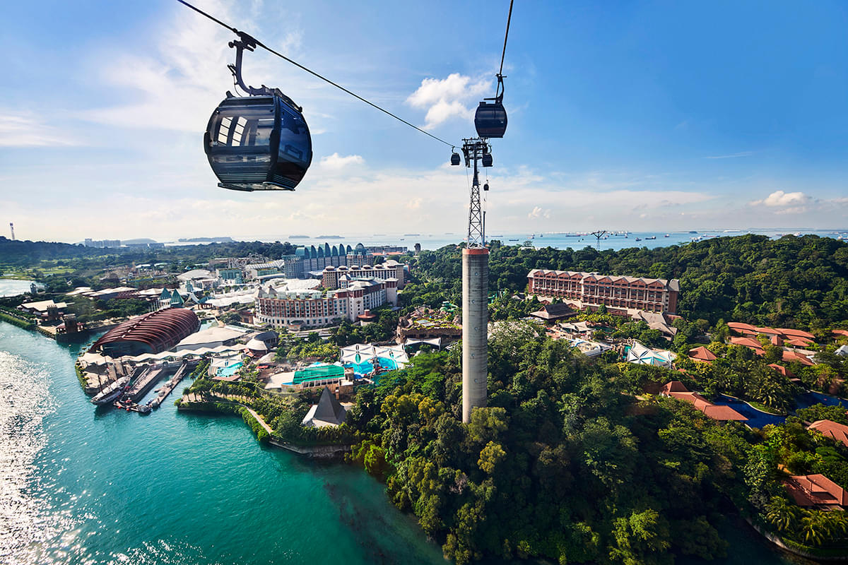 Share the stunning view of Sentosa with your loved ones from the cable car