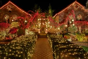 Dyker Heights Holiday Lights Bus Tour From Manhattan, New York