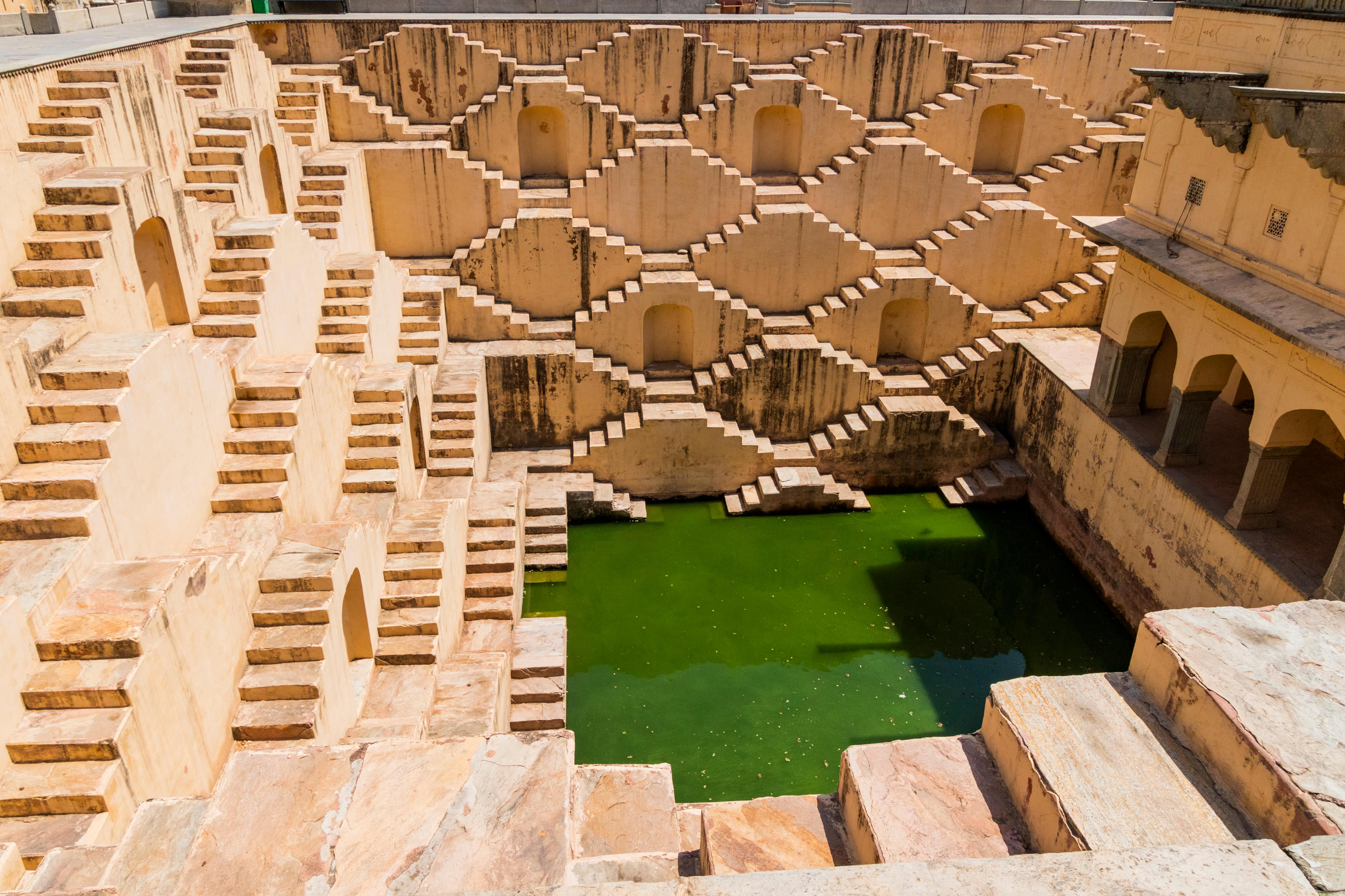 Panna Meena ka Kund Overview