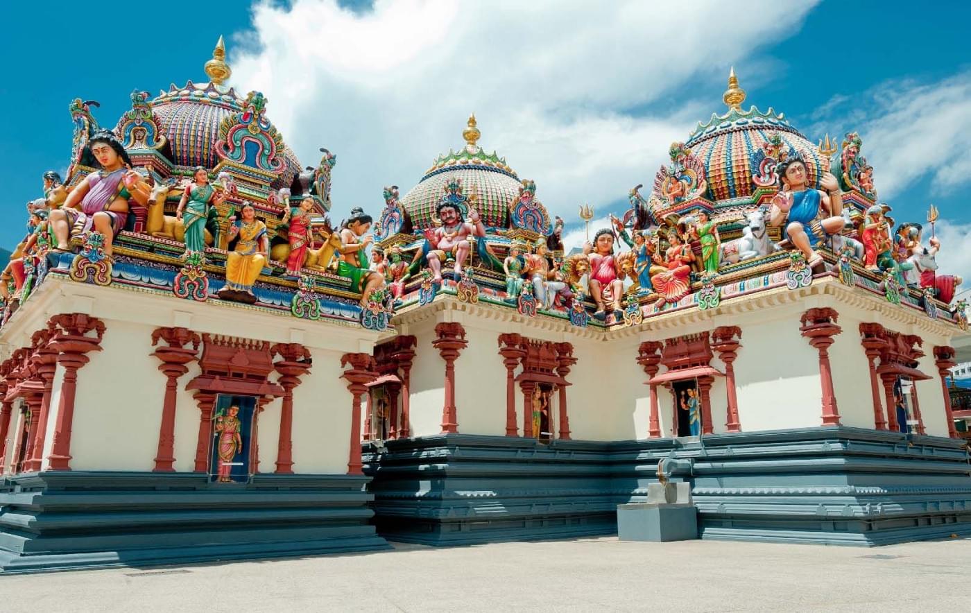 Admire the artistry of the Sri Mariamman Temple when you take the Marina Sightseeing Route