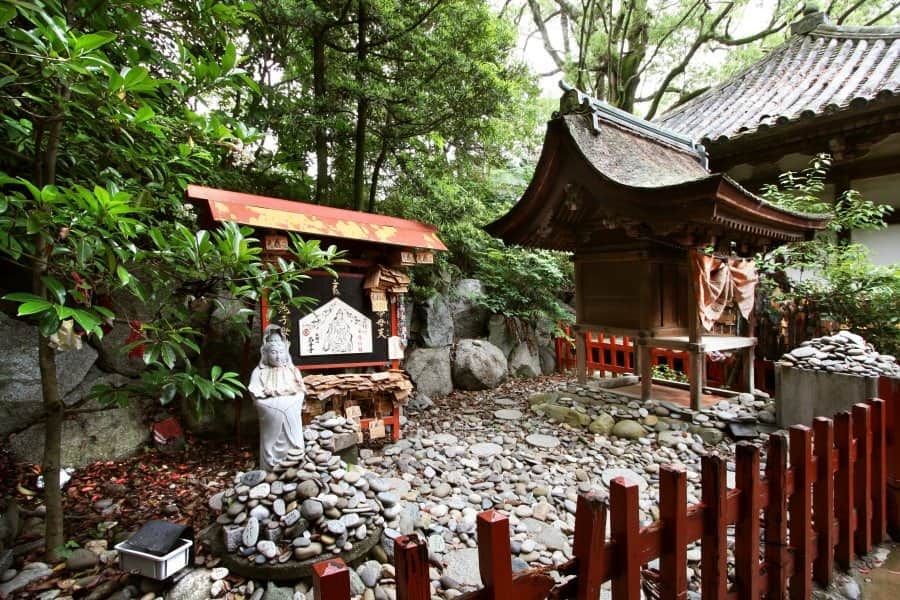 Admire the beautiful Niomon Gate