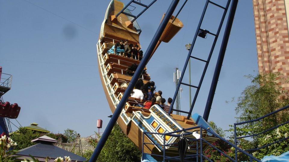 Swing around in one of the most exciting and adrenaline pumping rides of all time