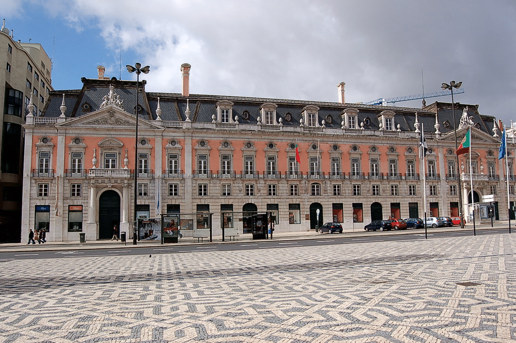 Visit the nearby attractions Palácio Foz