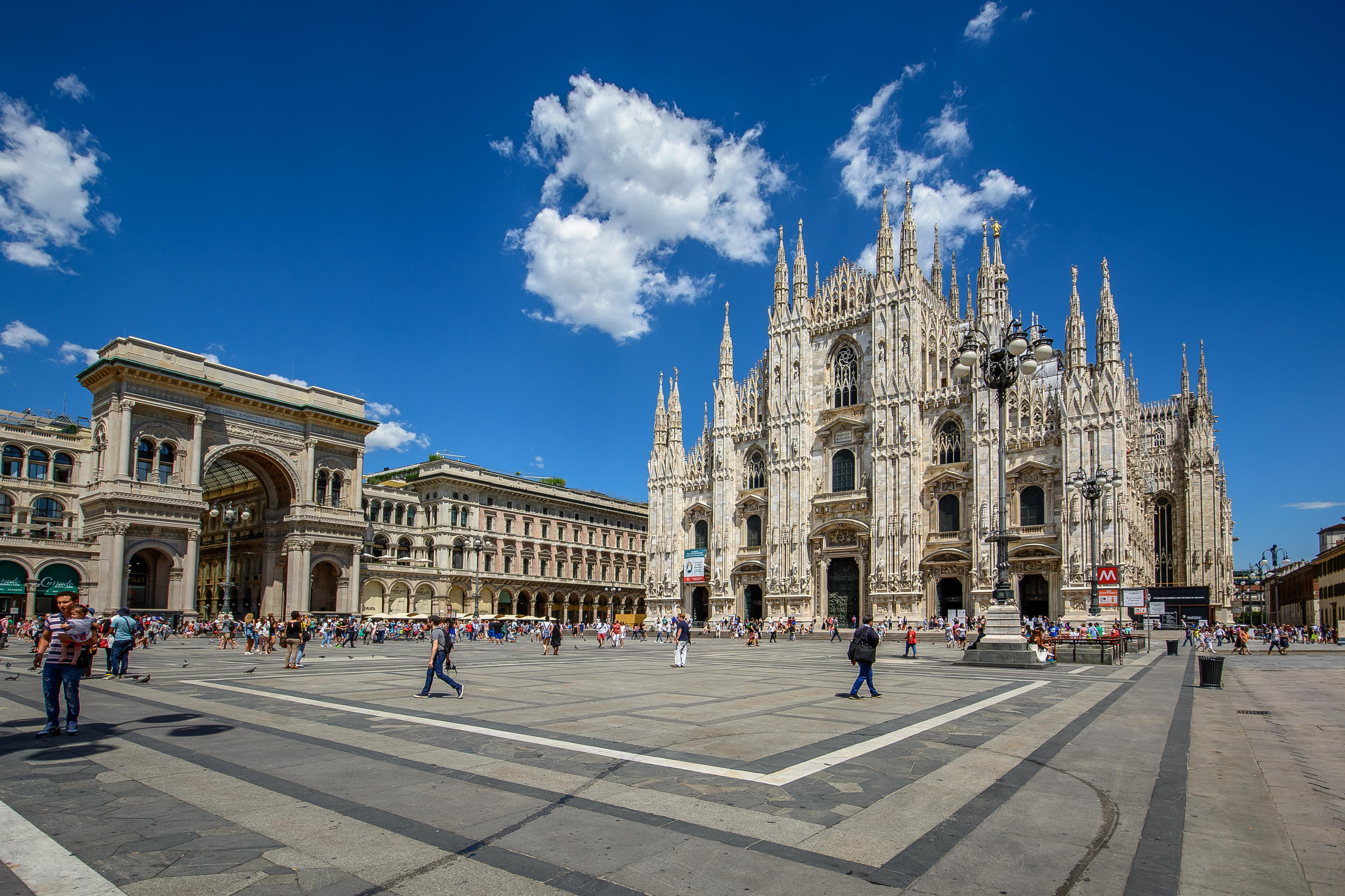 Duomo Cathedral Square Overview