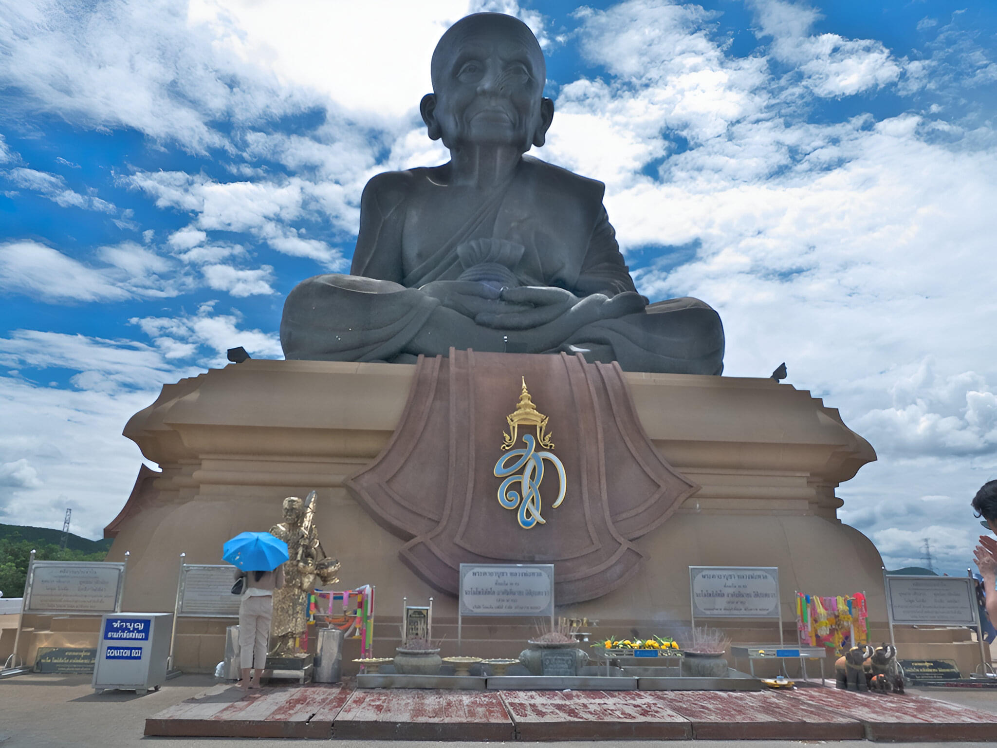 Wat Huay Mongkol Overview