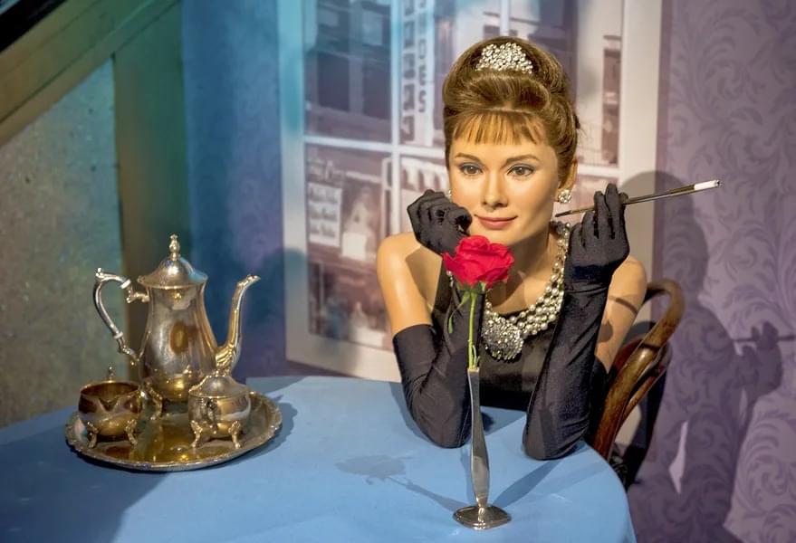 See Wax Statues At Madame Tussuads