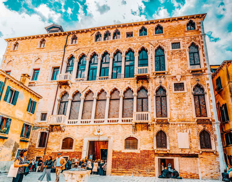 Explore famous art museum, Palazzo Fortuny