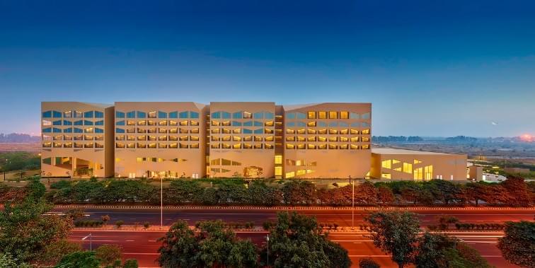 Take your partner to a romantic candlelight dinner at Taj Vivanta, Delhi