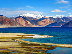 Stay close to the serenity of a lake to meet your own peace of mind.