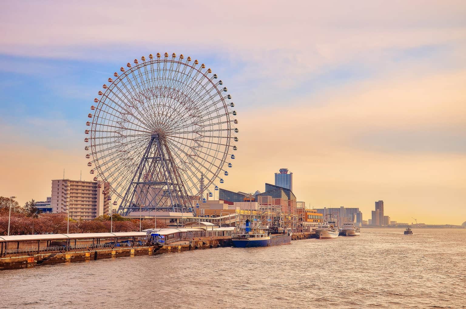 Amazing view of the Tempozan Giant Ferris Wheel