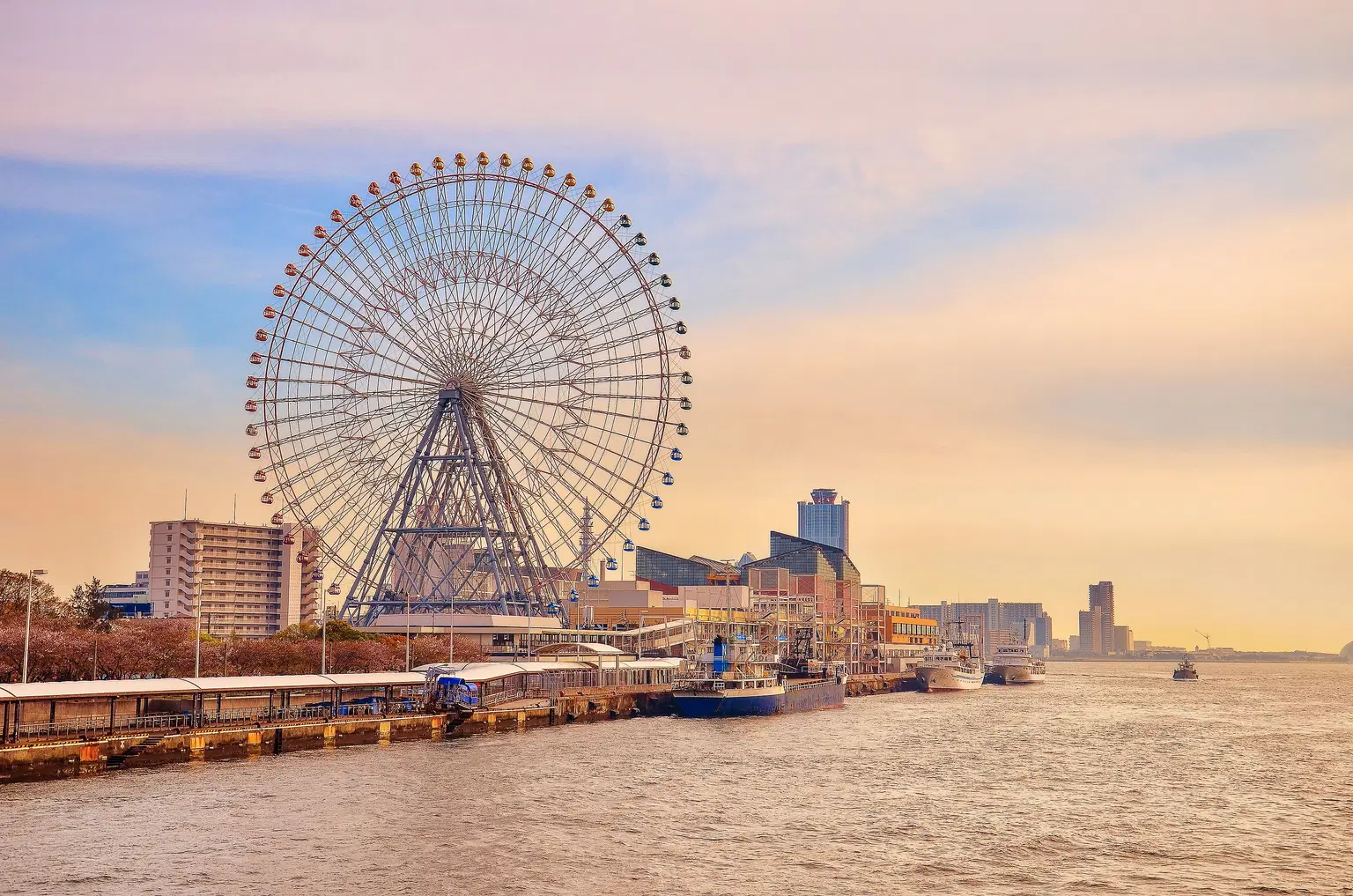 Amazing view of the Tempozan Giant Ferris Wheel