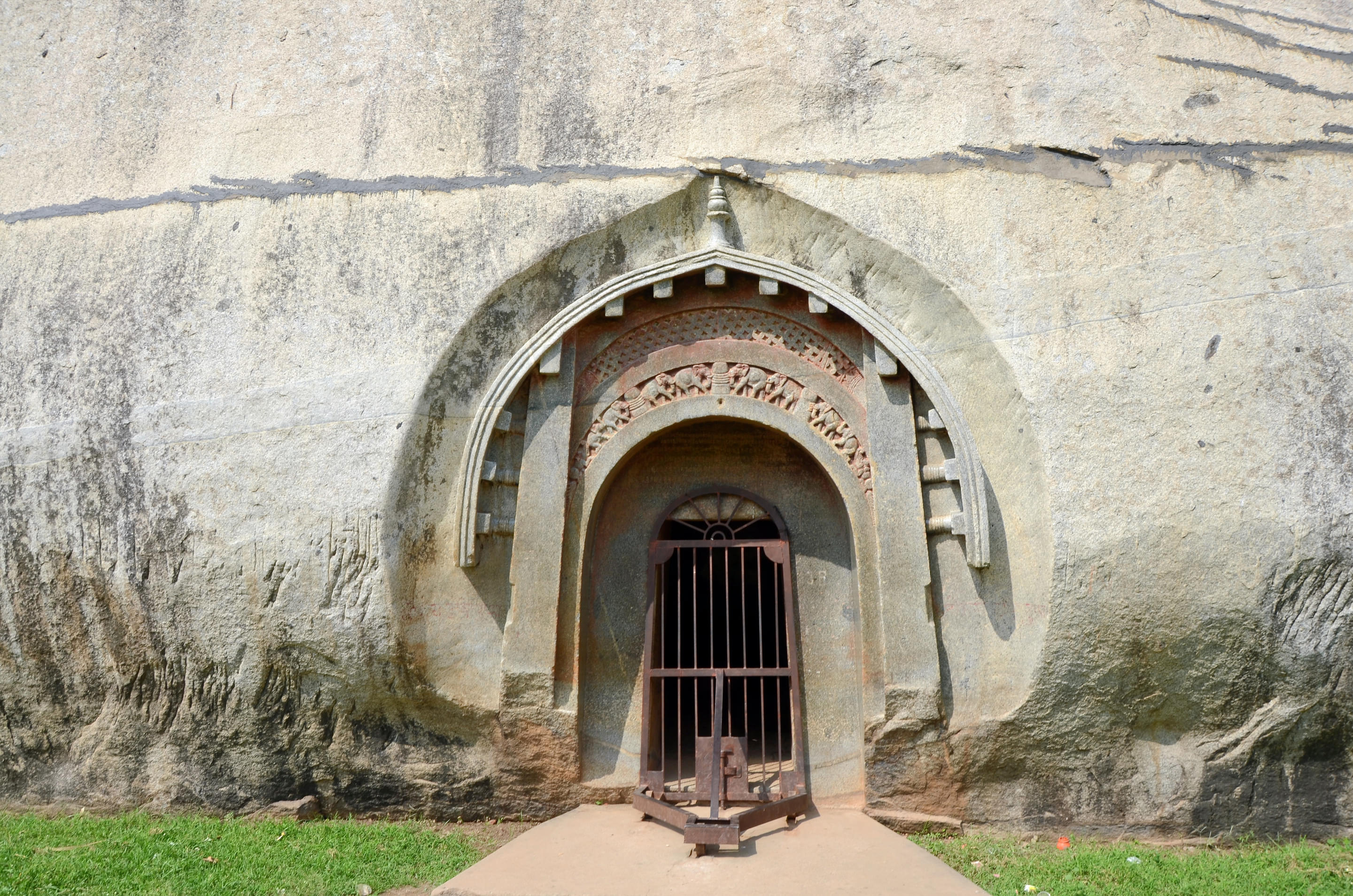 Barabar Caves, Sultanpur Overview