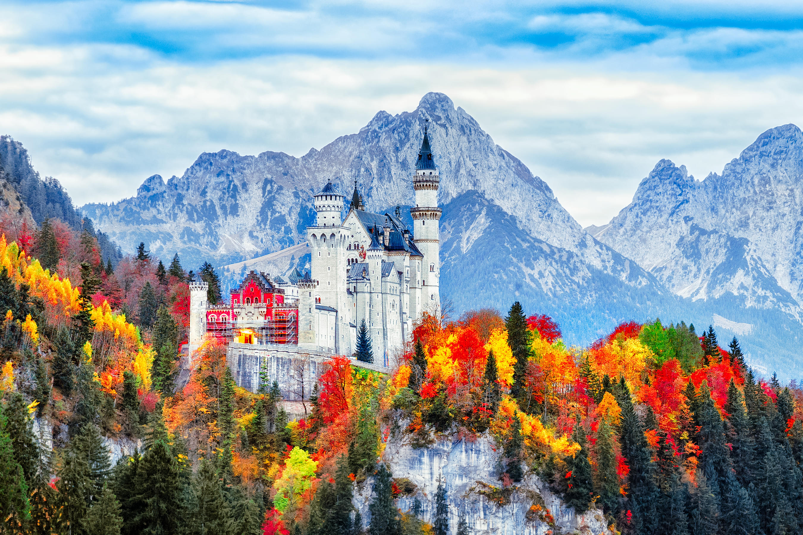 Neuschwanstein castle. Замок Нойшванштайн. Замок Нойшванштайн (Баварские Альпы). Замок в Германии в Баварии Фюссен. Замок Германия Нойшванштайн осень.