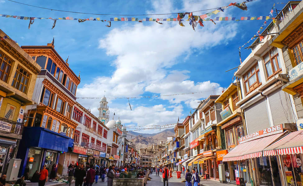 Explore the vibrant market of Leh and get mesmerized with the authentic cuisines and traditional artifacts. 