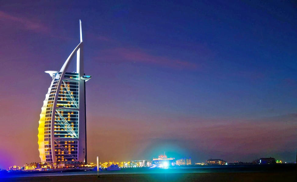 Marve at the fascinating history, vibrant culture & iconic landmarks of Dubai