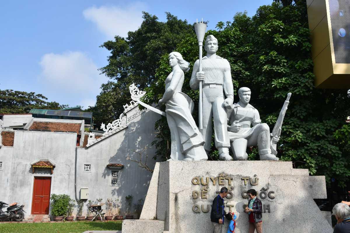 Pay Respect at the Monument to martyrs at Doi Sim