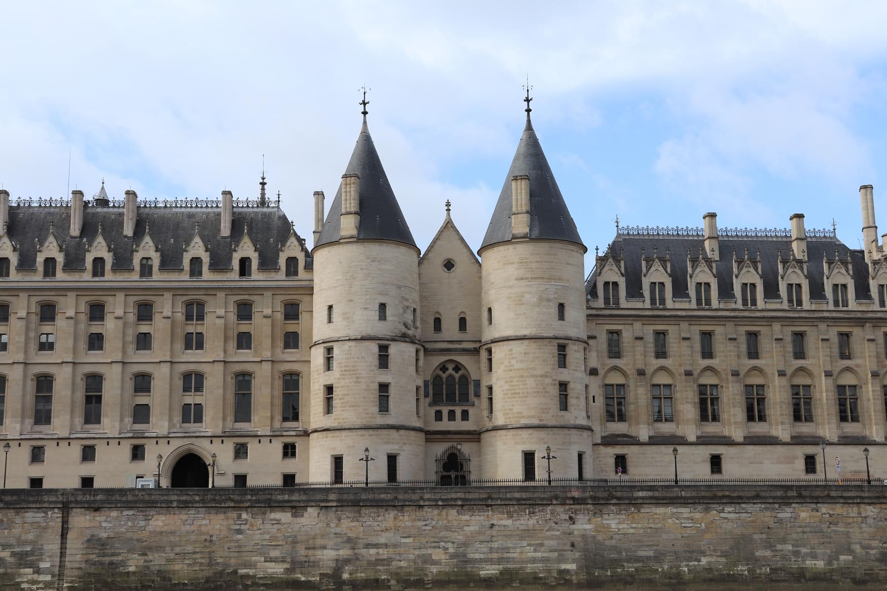 Discover the Historic Monument of Conciergerie