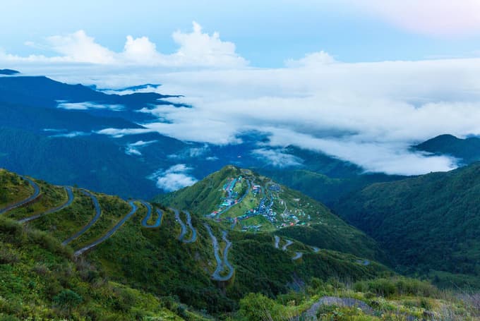 Navigate the thrilling zigzag roads of Zuluk, Sikkim