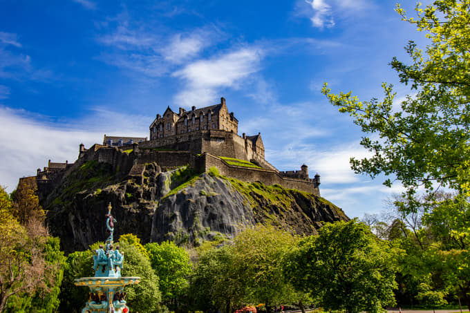 Marvel at the wonderful Edinburgh Castle which resembles a lot with Hogwarts