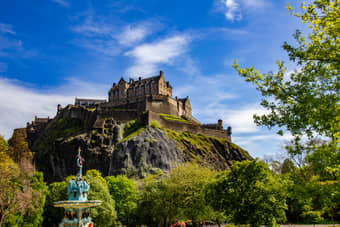 Marvel at the wonderful Edinburgh Castle which resembles a lot with Hogwarts