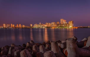 Stroll along the iconic Marine Drive, marveling at the sparkling lights reflecting off the Arabian Sea at night
