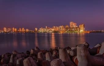 Stroll along the iconic Marine Drive, marveling at the sparkling lights reflecting off the Arabian Sea at night