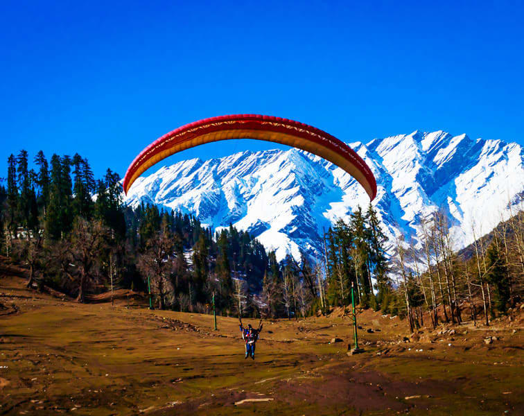 Enjoy a thrilling paraglide and witness the stunning Solang valley from a new perspective 