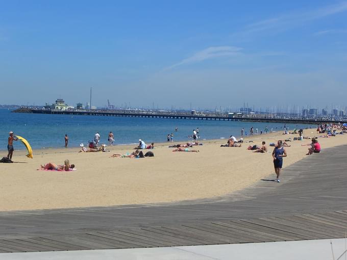 Quiet_before_midday_-_St_Kilda_Beach_and_Pier_(3166045772).jpg