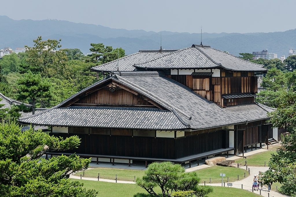 Enjoy the Scenic Beauty of Honmaru Palace and Gardens