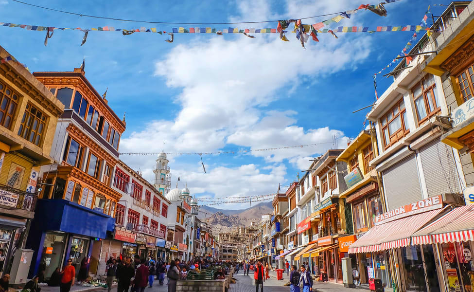 Witness the fusion of traditional and contemporary trends at Leh Market amidst the culinary delights and handicrafts.