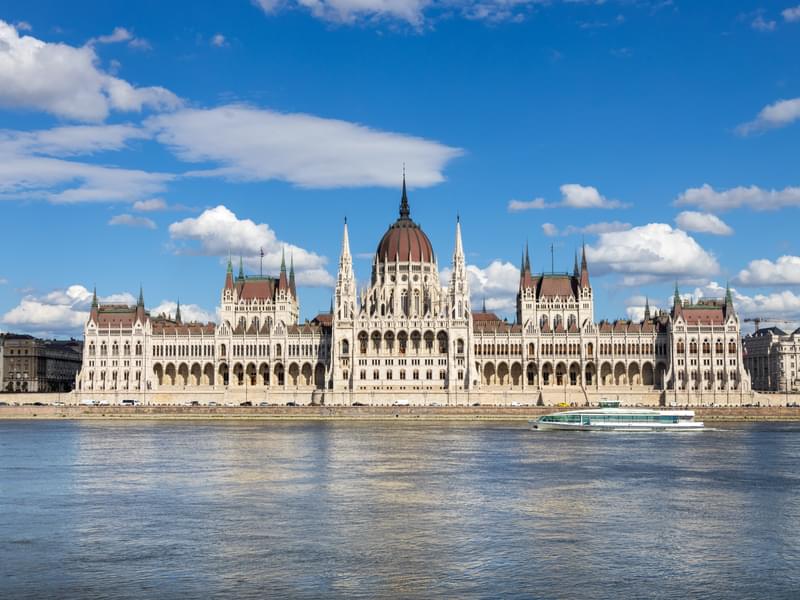 Budapest Parliament Building Tour with Cruise