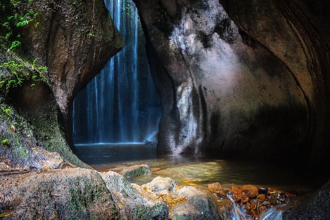 Big waterfall at Tuakd Waterfall