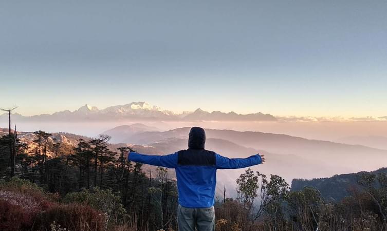 Click pictures with the stunning backdrop of the peaks of Mt. Everest, Kanchenjunga, Lhotse, and Makalu, resembling ‘Sleeping Buddha’