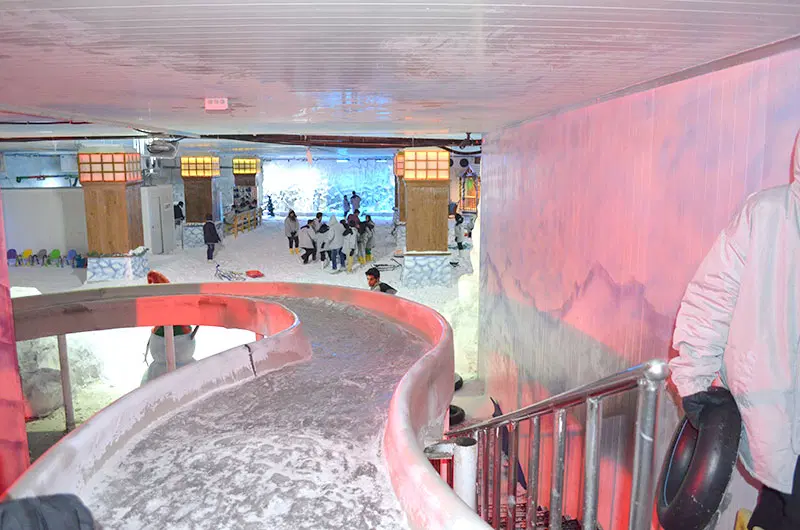 Slide on a speeding rubber tube at -10 degrees Celsius
