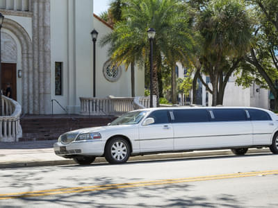 Enjoy yourself as you cruise around in a Lincoln limo