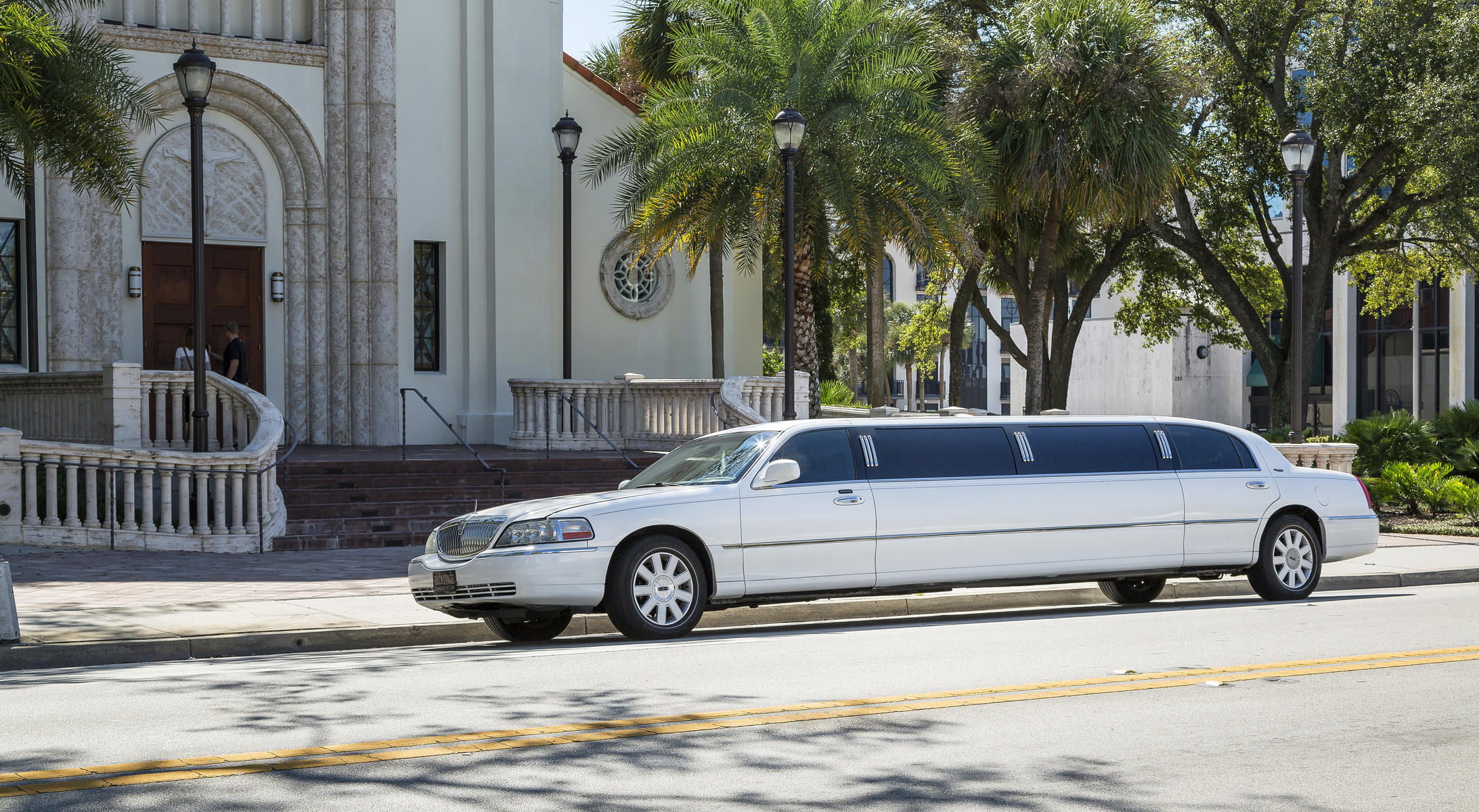 Enjoy yourself as you cruise around in a Lincoln limo