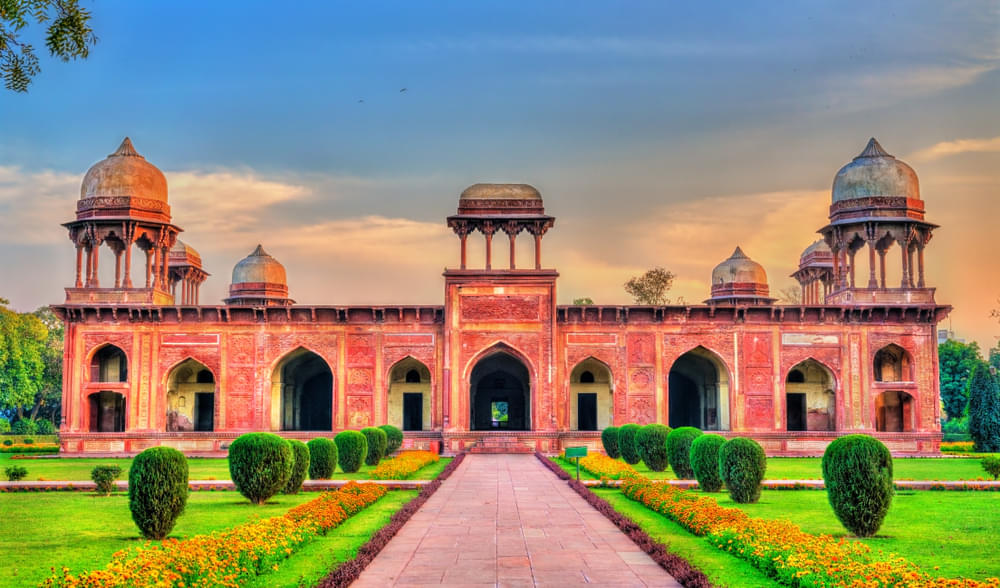 The front view of Marium-uz-Zamani Begum' tomb