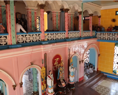 Immerse into the art gallery