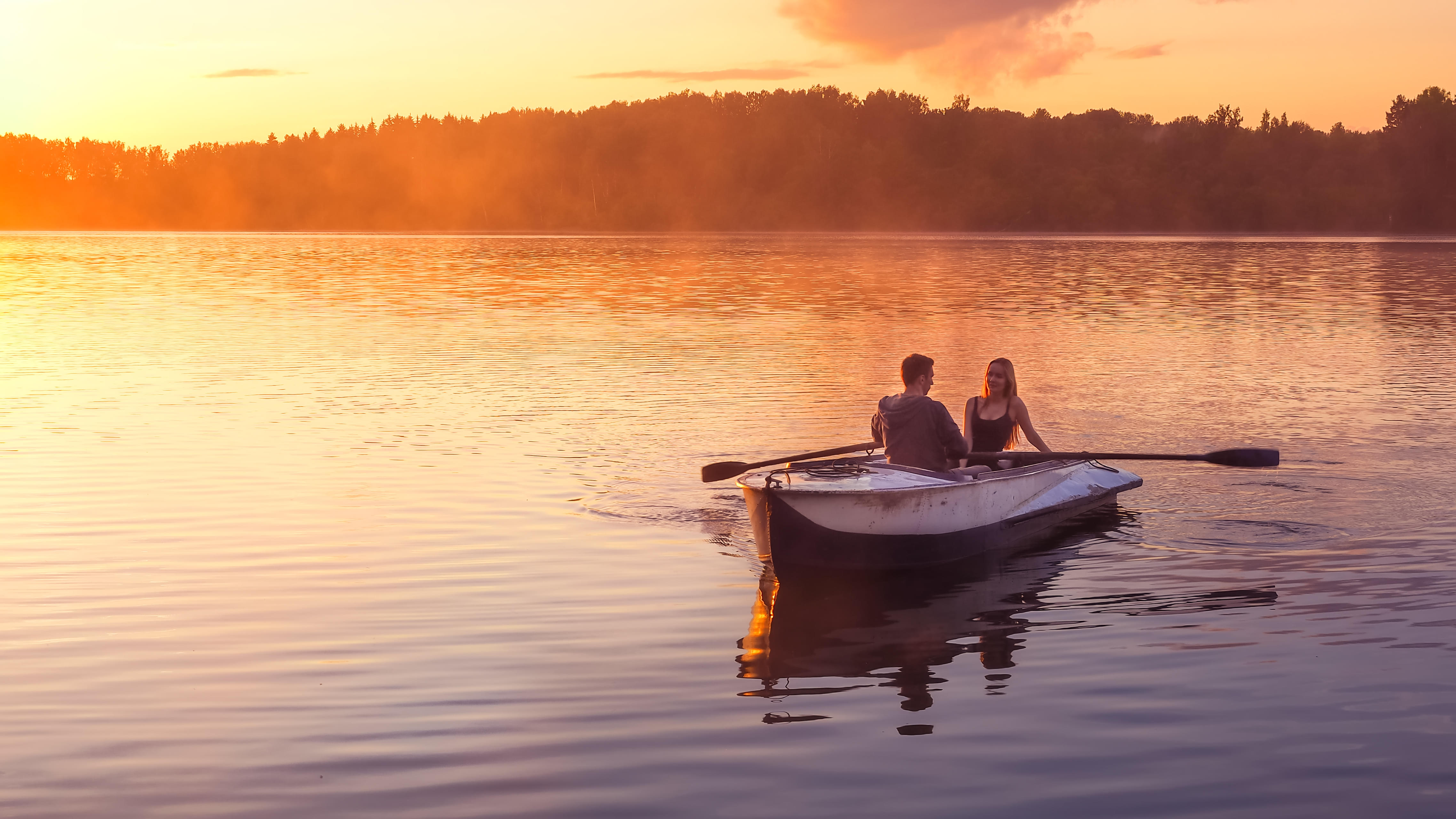 Двое в лодке песня. Влюбленные в лодке. Двое в лодке на озере. Пара в лодке на закате. Пара на лодке на озере.