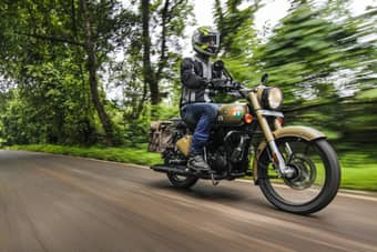 Explore Udaipur’s charm on a bike and ride past lakes, palaces, and vibrant streets