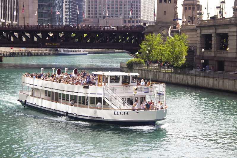 Enjoy an exciting cruising experience across Chicago River