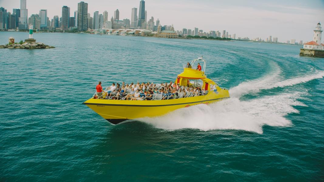 Experience an exciting speedboat cruising journey in Chicago