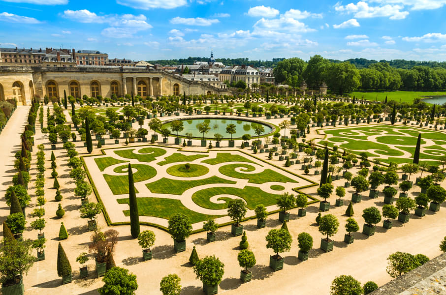 Wander in the beautiful garden of the palace