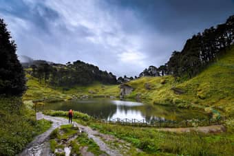 Tourist at Serolsar Lake