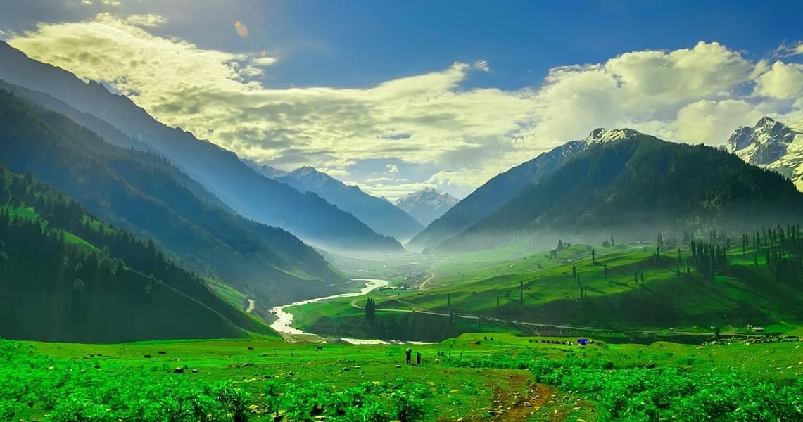 Admire the beautiful scenic views of the mesmerizing mountains of the Sonmarg valley