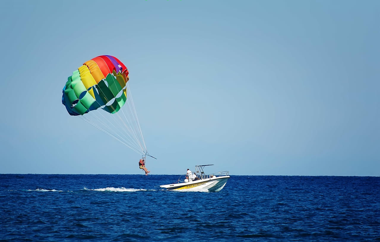 Parasailing in Dubai